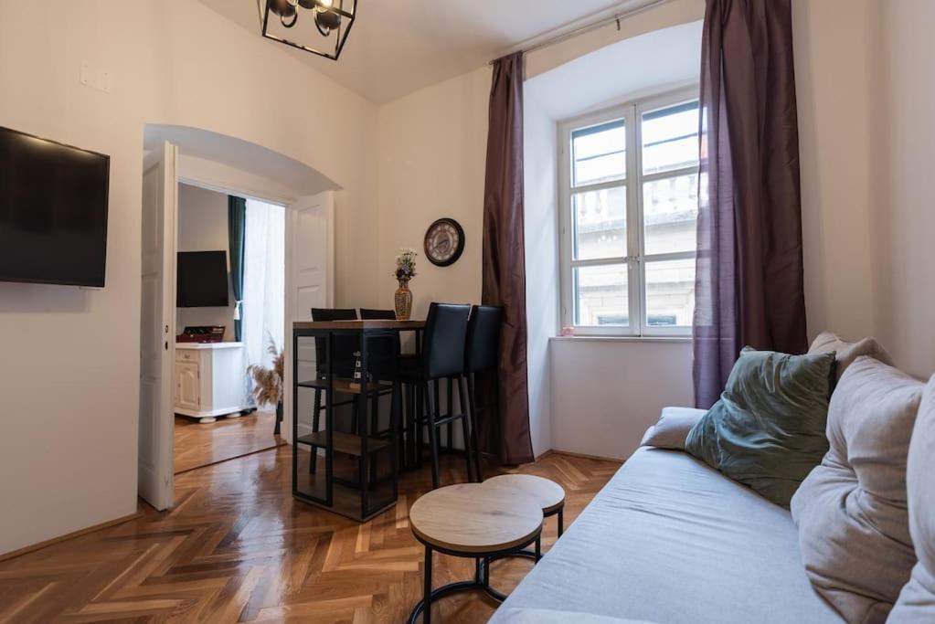 Appartement Throne Of 1
